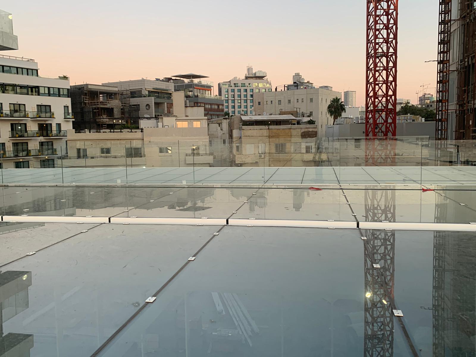 סקיילייט בגג מלון בתל אביב